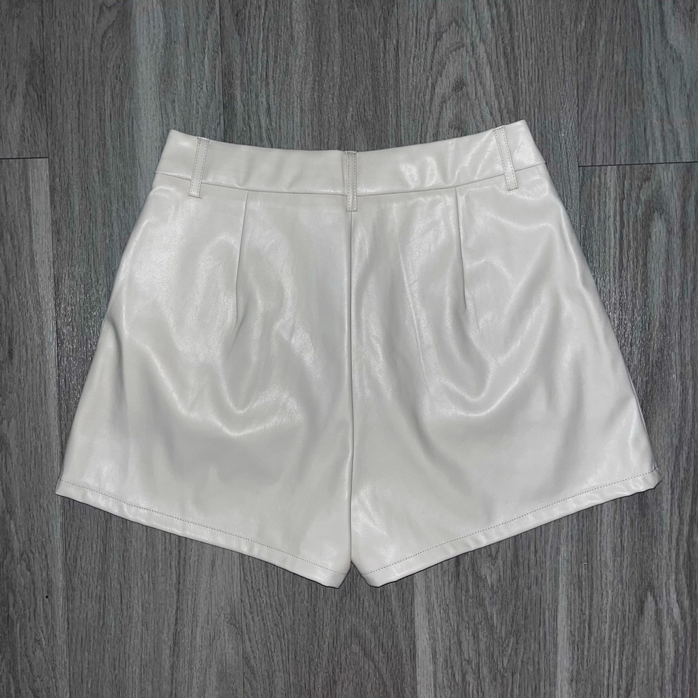 Shinestar High Waist Tan Faux Leather Pleated Shorts Size Medium NWT - Picture 2 of 5